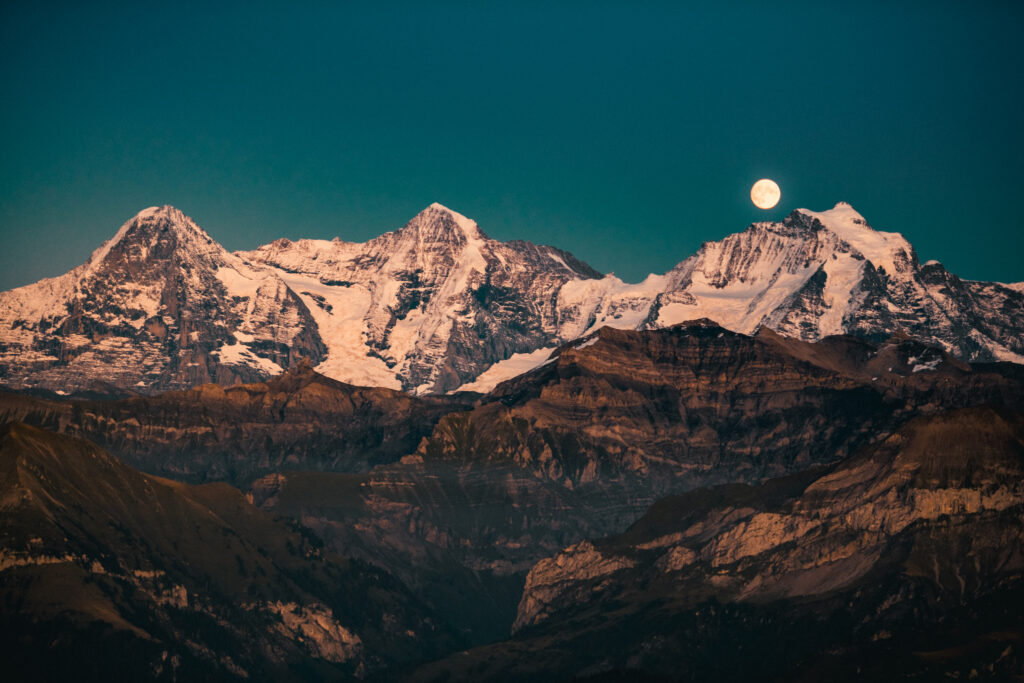 Aussicht auf den Vollmond vom Niesen